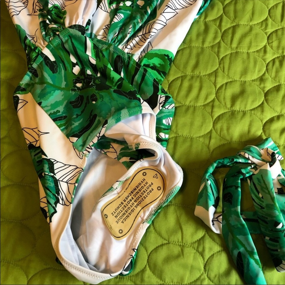 Cupshe one piece with detachable belt